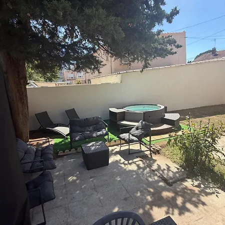 別荘 Arene Maison De Renovee, Spa, Clim, 6 Pers *