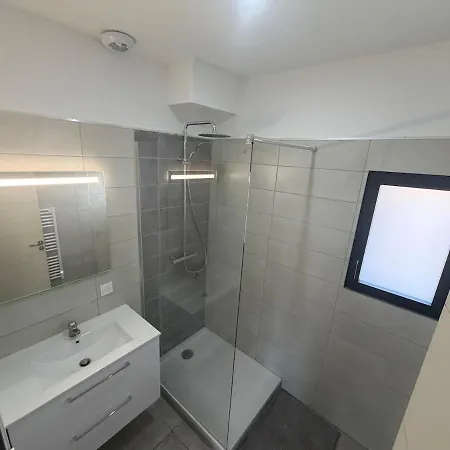 別荘 Arene Maison De Renovee, Spa, Clim, 6 Pers *